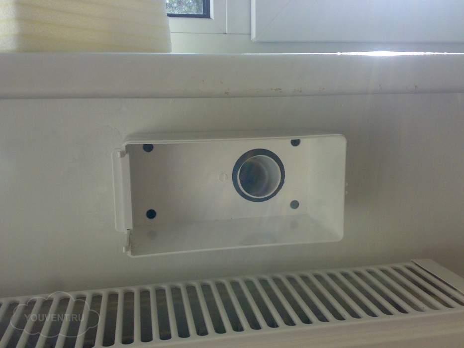 Вентиляционный клапан установленный под окном