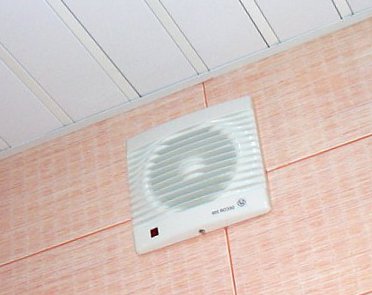 Вытяжной вентилятор установленный в ванной