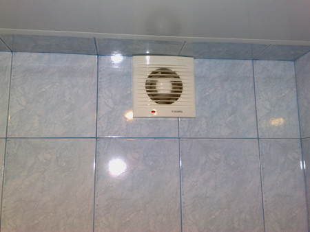 Вентилятор установленный в стене ванной